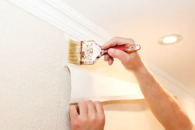 Pose de papier peint à Lordat — revêtements muraux et toiles de verre